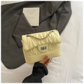 Borsa a tracolla beige trapuntata con catena e chiusura a girello per un elegante stile estivo - Giallo