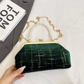 Donkergroene fluwelen tas met gouden stiksels, parelhandvat en metalen ketting - Groen