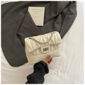 Borsa a tracolla bianco crema con cuciture a onda ed elegante catena argentata - Bianco