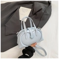 Mini bolso de mano azul claro en cuero con detalle de corazón y correa ajustable - Azul