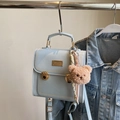 Piccolo zaino vintage azzurro con cuciture a contrasto e ciondolo a forma di orso - Blu con Pendente