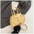 Elegante bolso de corazón crema en cuero suave con correa ajustable para el hombro - Amarillo