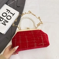 Rode fluwelen schelptas met gouden stiksel en elegante parelmoer handgreep - Rood