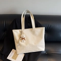 Grand sac cabas blanc crème en similicuir texturé avec logo H.SHAN et breloque ours - Avec Pendentif / Blanc Cassé