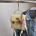 Borsa a mano vintage giallo chiaro con ciondolo a orsetto e fibbia dorata chic - Giallo con Ciondolo