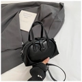 Bolso de mano negro minimalista en cuero brillante con hebilla de corazón y correa - Negro