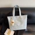 Grand sac cabas bleu clair à texture cuir avec gaufrage H.SHAN et pendentif ours - Avec Pendentif / Bleu