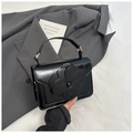 Bolso de mano negro brillante con flor 3D grande y elegantes detalles plateados - Negro