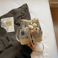 Borsa a secchiello beige con stampa orsetto a righe blu e ciondolo in peluche - A righe