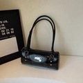 Elegante schwarze glänzende zylindrische Tasche mit Herzschloss und langen Riemen - Schwarz