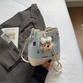 Secchiello a quadretti azzurro con ricamo a forma di orso e ciondolo di peluche - Plaid