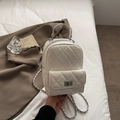 Mini zaino bianco trapuntato con spallacci a catena argentata e chiusura girevole - Bianco