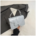 Bolso bandolera minimalista en cuero gris claro con detalle de flor 3D en la solapa - Azul