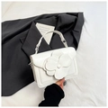 Elegante bolso bandolera blanco con flor de camelia 3D y correa de cadena plata - Blanco