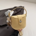 Minimalistische hellgelbe Satteltasche aus genarbtem Leder mit Bärenanhänger - Gelb mit Anhänger