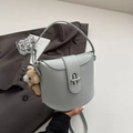 Minimalistische hellblaugraue Halbmond-Schultertasche mit Bärenanhänger und Metallverschluss - Blau mit Anhänger
