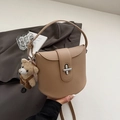 Schicke beige Umhängetasche mit Litschi-Maserung, Silberverschluss und Bärenanhänger - Khaki mit Anhänger