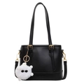 Bolso saco negro con detalles dorados y un lindo colgante de monstruo de peluche - Negro