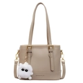 Bolso cubo color topo con herrajes dorados, correa y colgante de peluche suave - Caqui