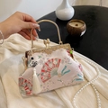 Bolso bordado vintage chino rosa con asa de metal y correa de perlas cruzada - Blanco Roto