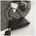 Minimalistische schwarze gewebte Kunstleder-Schultertasche im schicken Vintage-Trapez-Design - Schwarz