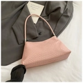 Rosafarbene gewebte Schultertasche mit minimalistischer Textur und modischem Design - Rosa