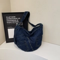 Grande borsa a tracolla in denim blu scuro con lavaggio vintage e cuciture gialle - Blu scuro