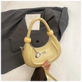 Bolso hobo media luna amarillo claro en cuero brillante con colgante y asa superior - Amarillo