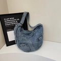 Grande borsa a tracolla in denim blu scuro stile dumpling con tasche e cuciture a contrasto - Azzurro