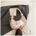 Bolso de media luna rosa claro minimalista con colgante G y correa ajustable de cuero - Rosa