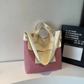 Dettaglio della borsa tote in tela a quadri rossi con doppi manici e tasca anteriore - Quadri Rosa