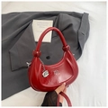 Elegante bolso de media luna rojo en charol con amuleto de metal y correa de hombro - Rojo
