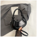 Bolso medialuna negro minimalista de cuero sintético con detalle de asa de bola plateada - Negro