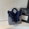 Dettaglio della grande borsa tote in tela blu navy con motivo a quadretti per pendolari - Quadri Neri e Blu