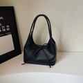 Vista detallada del bolso de cuero mate negro con un lazo decorativo delicado - Negro
