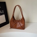 Detalle de un bolso hobo de cuero PU marrón vintage con un lazo grande y asas dobles - Marrón