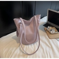 Detailansicht hellila Beuteltasche mit Krokoprägung, Markenlogo und doppelten Riemen - Taro-Lila