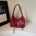 Primer plano de bolso de hombro en cuero PU rojo oscuro mate con detalle de lazo elegante - Burdeos