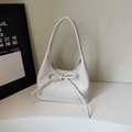 Detalle del bolso hobo minimalista en cuero PU blanco crema con nudo de lazo elegante - Blanco Roto