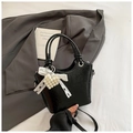 Schwarze Beuteltasche mit glänzender Knitteroptik und Perlen-Herz-Schleifen-Detail - Schwarz