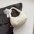Chique beige gewatteerde cloud bag met zachte textuurstof in een stijlvolle set - Broken Wit