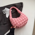 Roze gewatteerde hobo-tas met puffy ruittextuur en zachte schouderband - Roze