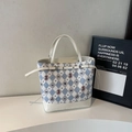Borsa tote a scacchi blu e bianchi con ricamo a orsetto e manici in pelle bianca - Argyle Blu