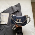 Bolso de hombro denim azul oscuro con lazo metálico y cadena de perlas - Azul Real