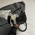 Sac boulette noir plissé avec nœud en dentelle blanche et breloque cœur en perles - Noir