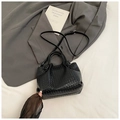 Elegante schwarze geflochtene Beuteltasche mit Wolkenfalten und verstellbarem Schultergurt - Schwarz