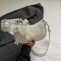 Sac demi-lune blanc cassé avec nœud en dentelle, cœur perlé et texture cuir plissé - Blanc Cassé