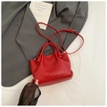 Rote gewebte Leder-Eimertasche mit Henkeln und verstellbarem Schultergurt für Damen - Rot