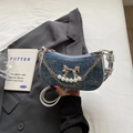 Bolso de hombro en denim azul con lazo plateado, cadena de perlas y asa de metal - Azul Denim