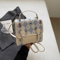 Détail de l'imprimé ours mignon et du texte BEAR STORY sur le sac à dos d'école beige - Argyle